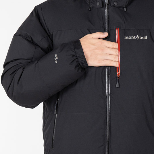 小物が入れられるジッパー付きの胸ポケット