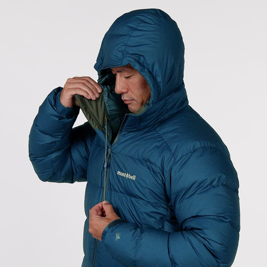 フードの顔周囲をドローコードで調節可能