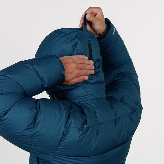 ベルクロでひさしの高さの調節が可能