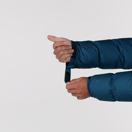 袖口のフィット感を調節でき、冷気の侵入を防ぎます