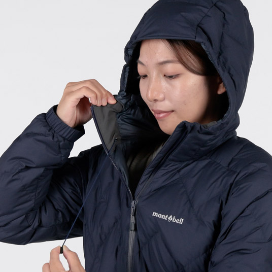 フードの顔周囲をドローコードで調節可能