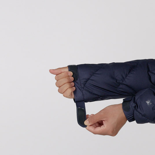 袖口のフィット感を調節でき、冷気の侵入を防ぎます