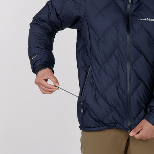 ポケット内のドローコードで裾のフィット感を簡単に調節可能。余ったコードが裾から垂れず、すっきり収納できます