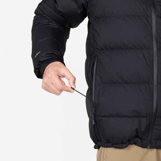 ポケット内のドローコードで裾のフィット感を簡単に調節可能。余ったコードが裾から垂れず、すっきり収納できます