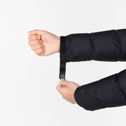 袖口のフィット感を調節でき、冷気の侵入を防ぎます