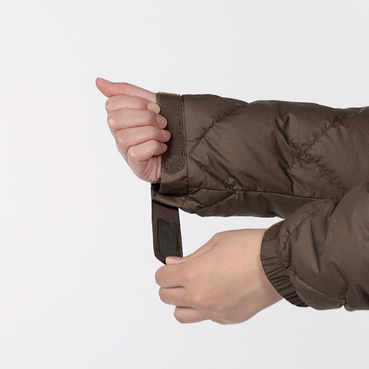 袖口のフィット感を調節でき、冷気の侵入を防ぎます