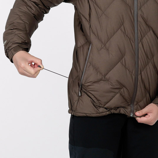 ポケット内のドローコードで裾のフィット感を簡単に調節可能。余ったコードが裾から垂れず、すっきり収納できます