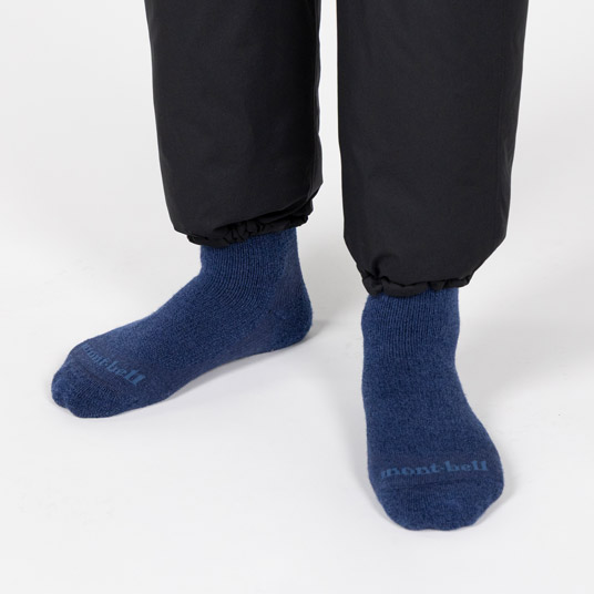 裾に通したゴムで、ばたつきを抑えたり、丈の調節が可能