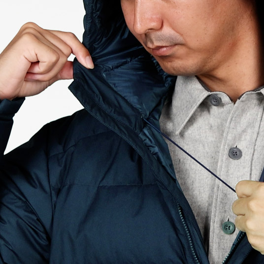 フードの顔周囲をドローコードで調節可能