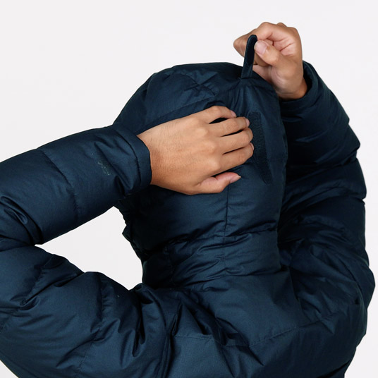 ベルクロでひさしの高さの調節が可能