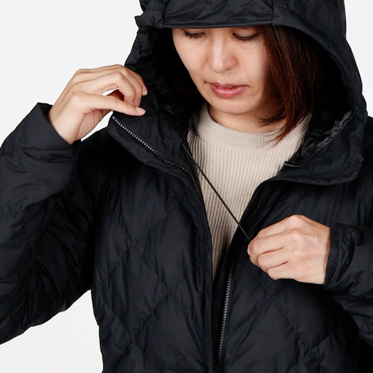 フードの顔周囲をドローコードで調節可能