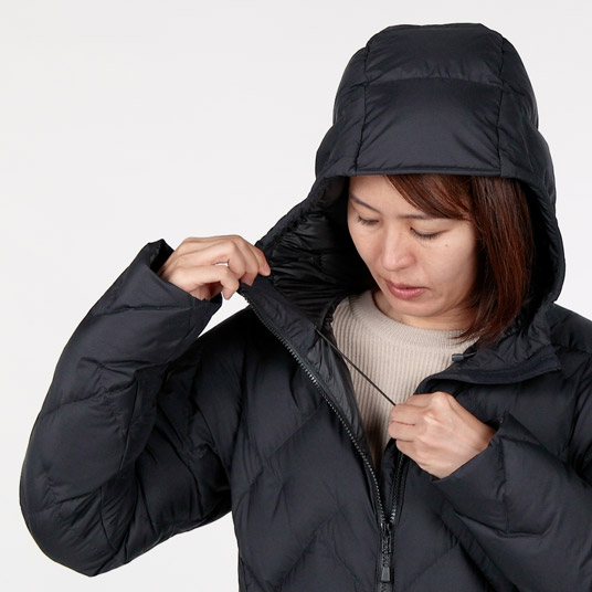 フードの顔周囲をドローコードで調節可能