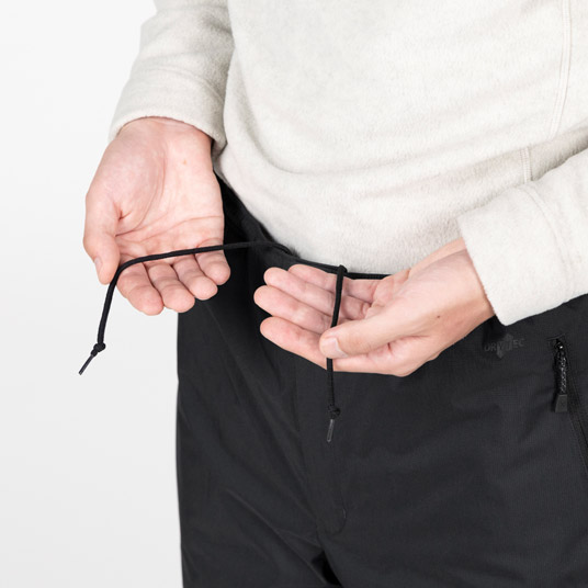 ウエストはひもで調節可能