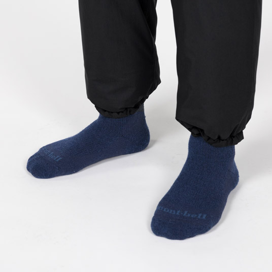 裾に通したゴムで、ばたつきを抑えたり、丈の調節が可能