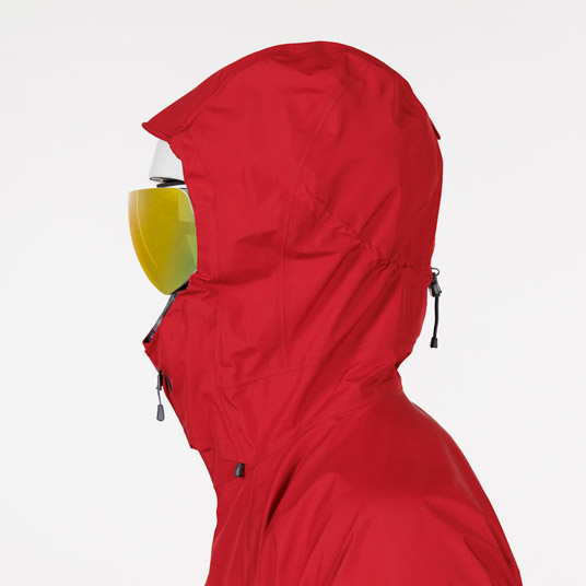 後ろのドローコードで奥行きの調節が可能