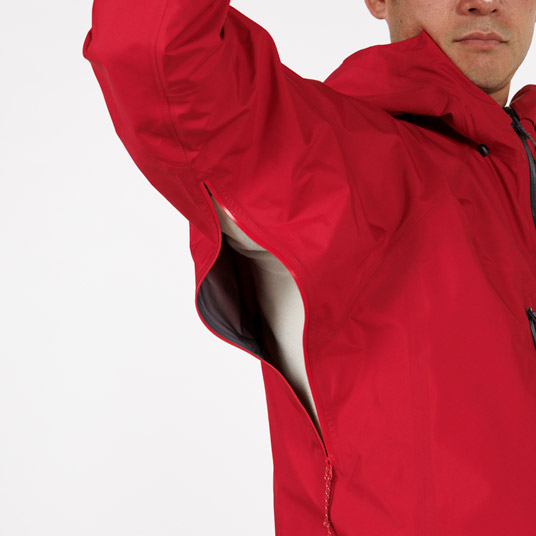 衣服内の蒸れを素早く排出するピットジップを装備