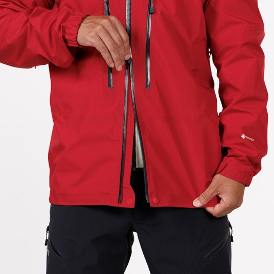 フロントジッパーを閉じたままでも下から開くことが可能。ハーネス操作やパンツのベルト操作も容易です