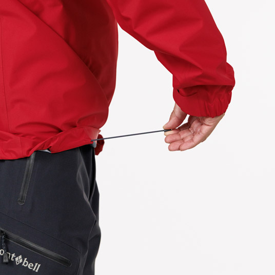 両裾のドローコードを引くだけで、裾のフィット感の調節が可能