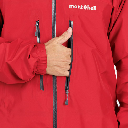 小物が入れられるジッパー付きの胸ポケット