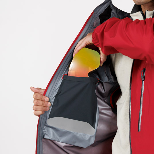 ストレッチ性に優れたパワーメッシュの内ポケットを2カ所に備えています