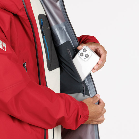 ストレッチ性に優れたパワーメッシュの内ポケットを2カ所に備えています