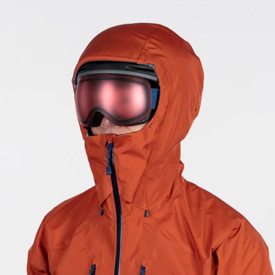 ヘルメット着用の有無に関わらず、高いフィット感が得られる立体フードパターン