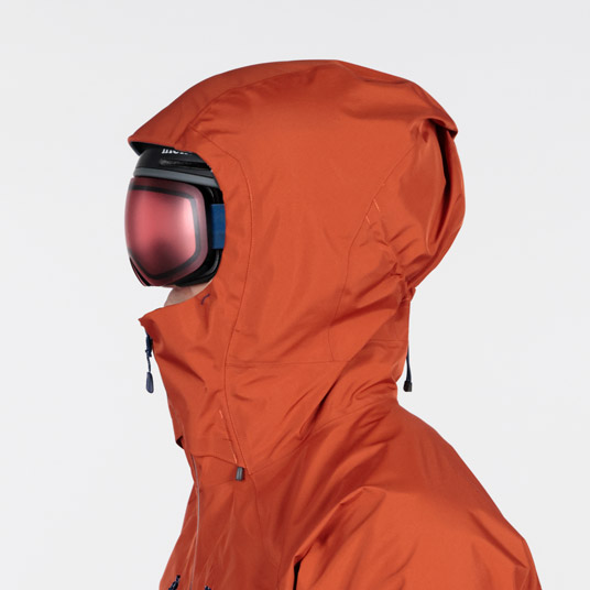 後ろのドローコードで奥行きの調節が可能