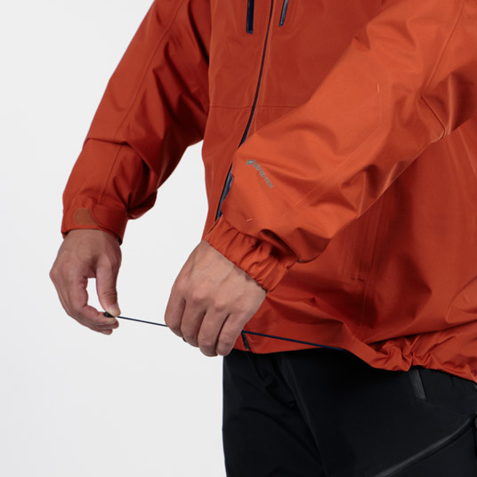 両裾のドローコードを引くだけで、裾のフィット感の調節が可能