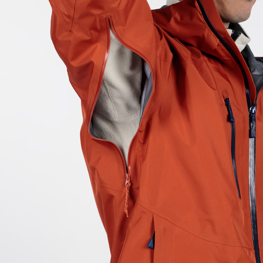 衣服内の蒸れを素早く排出するピットジップを装備