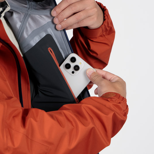 ストレッチ性に優れたパワーメッシュの内ポケットを2カ所に備えています