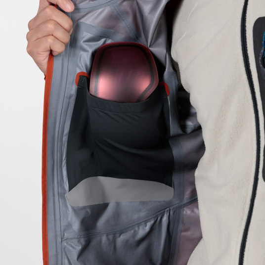 ストレッチ性に優れたパワーメッシュの内ポケットを2カ所に備えています