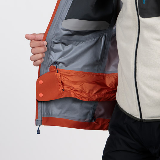 ウエスト内部に設けた隔壁布が、裾からの雪や冷気の進入を防止します