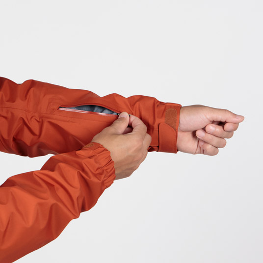 リフト券やICチップを入れられるポケットを装備