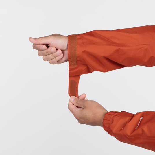 袖口のフィット感を調節でき、冷気や雪の侵入を防ぎます