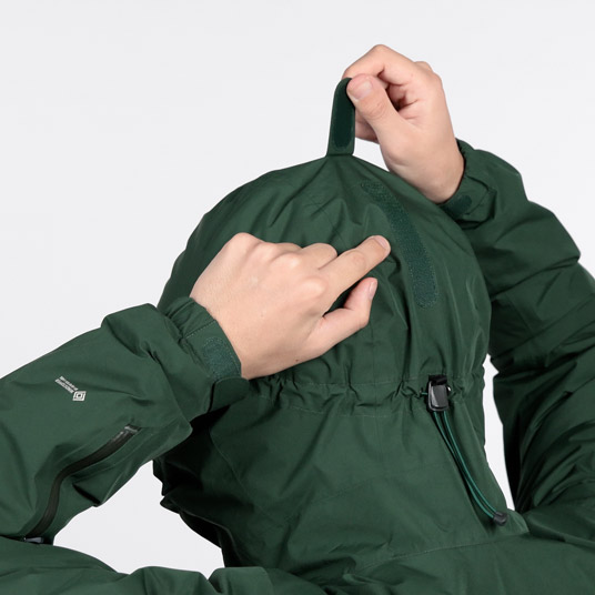 ベルクロでひさしの高さの調節が可能