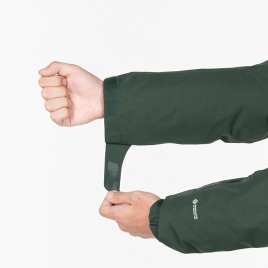 袖口のフィット感を調節でき、冷気や雪の侵入を防ぎます