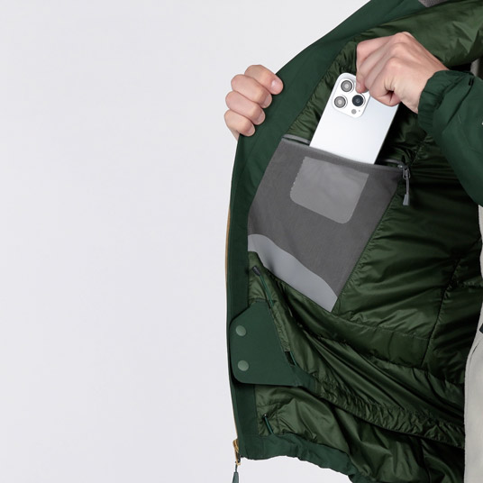 ストレッチ性に優れたパワーメッシュの内ポケットを2カ所に備えています