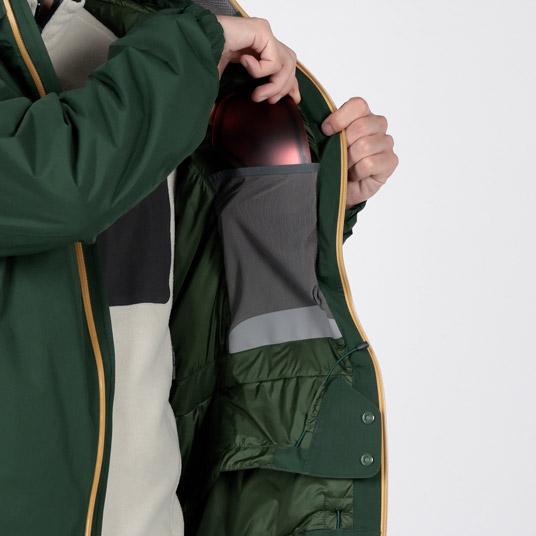 ストレッチ性に優れたパワーメッシュの内ポケットを2カ所に備えています