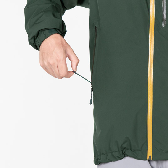 ポケット内のドローコードで裾のフィット感を簡単に調節可能。余ったコードが裾から垂れず、すっきり収納できます