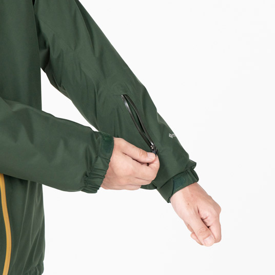 リフト券やICチップを入れられるポケットを装備