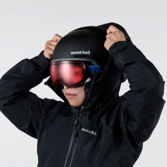 ヘルメット着用の有無に関わらず、高いフィット感が得られる立体フードパターン