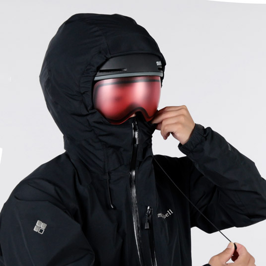 フードの顔周囲をドローコードで調節可能