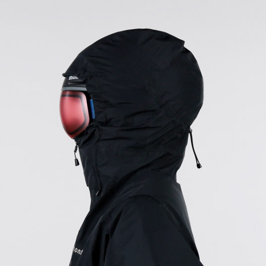 前後のドローコードで顔の周囲と奥行きの調節が可能