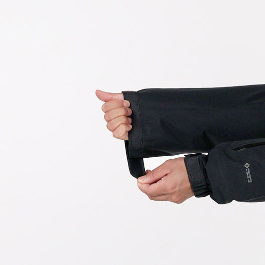 袖口のフィット感を調節でき、冷気や雪の侵入を防ぎます