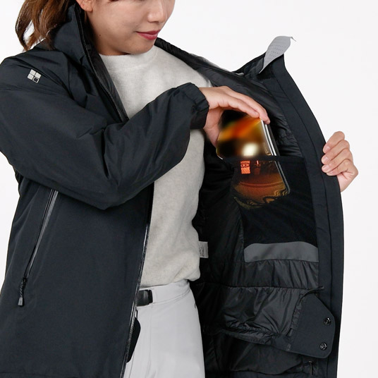 ストレッチ性に優れたパワーメッシュの内ポケットを2カ所に備えています