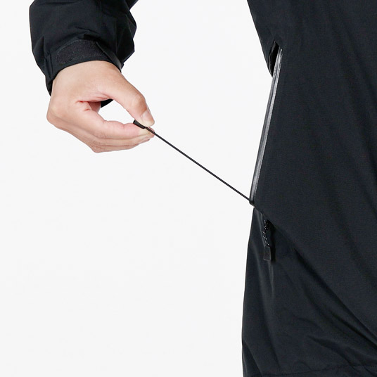 ポケット内のドローコードで裾のフィット感を簡単に調節可能。余ったコードが裾から垂れず、すっきり収納できます