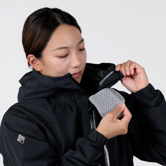 襟内側の直接肌に触れる口元のパーツは取り外して洗濯が可能