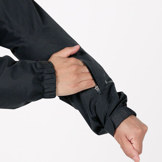 リフト券やICチップを入れられるポケットを装備