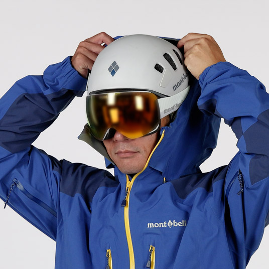 ヘルメット着用の有無に関わらず、高いフィット感が得られる立体フードパターン