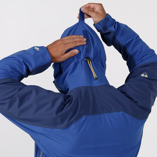 ベルクロでひさしの高さの調節が可能